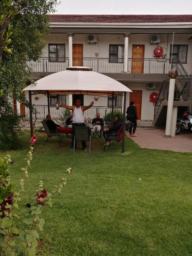 Lala Poa Guest House Klerksdorp Exterior foto